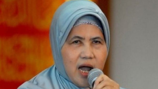 Mamah Dedeh Hanya Senyum Usai Alya Theresia Ngaku Anak Kandung dan Diusir