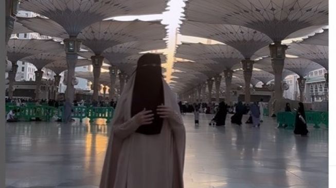 Makin Dikasih Lihat Wajah Asli Pria Meski Transgender Isa Zega Umrah Pakai Niqab Dan Hijab