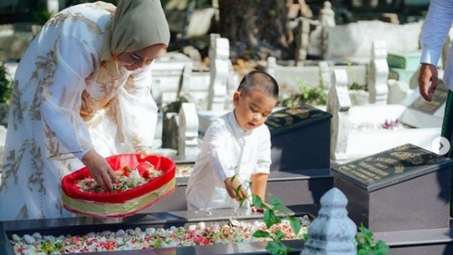 Bobby Nasution Ajak Ketua Nahyan Ziarah ke Makam Kakeknya, Warganet Malah Salfok dengan Gaya Rambut Nahyan