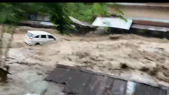 Histeris Warga Lihat Mobil Hanyut Terseret Banjir Bandang di Sibolangit: Ya Allah, Ya Tuhan