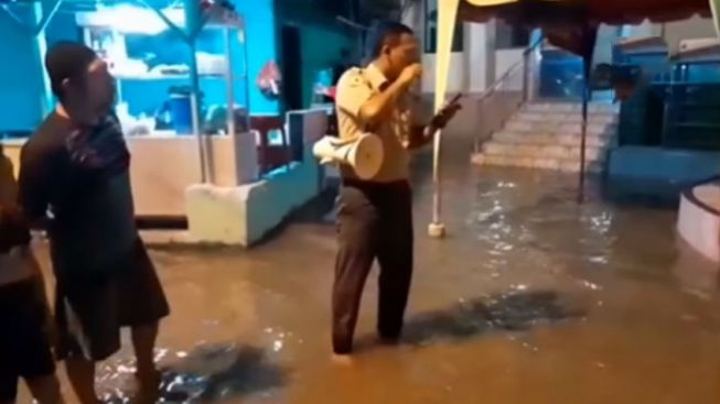 Detik-detik Banjir Landa Kampung Aur Medan
