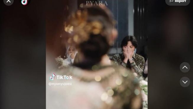 Foto Rizky Febian Berdoa di Acara Lamaran Jadi Sorotan