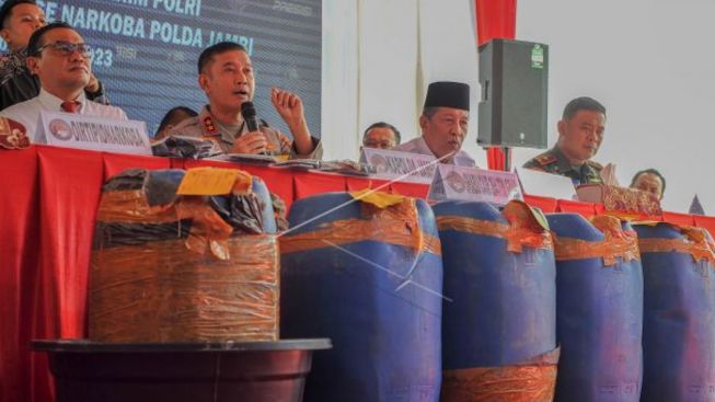 Polisi Tangkap WN Iran Penyelundup 264 Kg Sabu Cair