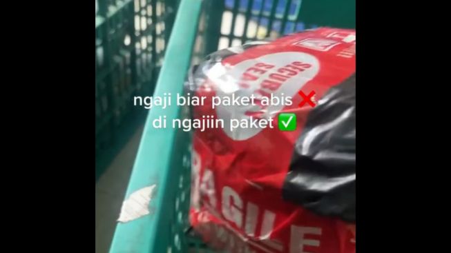 Kocak! Dilantunkan Morutal Paket Speaker, Kurir Ini Kebingungan Cara Matikan Suaranya