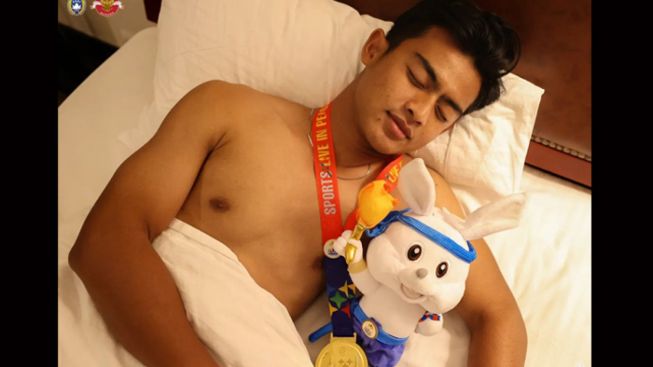 Pemain Timnas Indonesia U-22 Tidur dengan Medali Emas dan Boneka Maskot SEA Games 2023, Warganet: Pemenang Mah Bebas