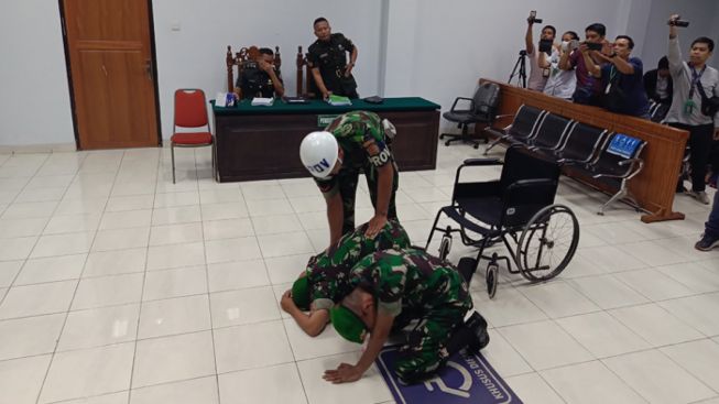 Lolos dari Vonis Mati, 2 Anggota TNI Pembawa 75 Kg Sabu Sujud Syukur