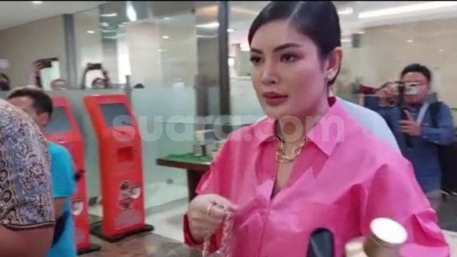 Dicecar 40 Pertanyaan, Nindy Ayunda Mengaku tak Tahu Adanya Senpi Ilegal di Rumah Dito Mahendra