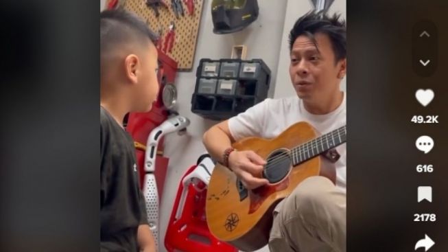 Kisah Balita Yatim Idolakan Ariel NOAH, Bertemu hingga Bermain Layaknya Ayah dan Anak