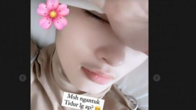 Inara Rusli Pamer Foto di Ranjang Tanpa Hijab, Netizen Nyinyir: Ulah Dipuji-puji Usai Buka Cadar!
