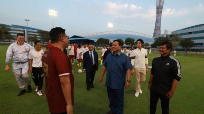 Pamer Foto Bareng Menhan RI Tinjau Tim Sepak Bola Indonesia ke Qatar, El Rumi Disebut Menpora Kabinet Prabowo Subianto