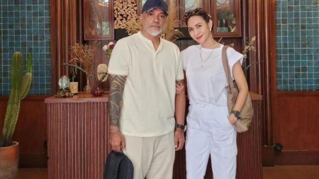 Tepis Tudingan Ingin Rebut Rezky Adhitya dari Citra Kirana, Wenny Ariani Pamer Kemesraan Bareng Suami