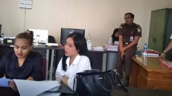 Berbusana Hitam, Lina Mukherjee Dijebloskan ke Lapas Wanita Palembang Gegara Konten Makan Babi