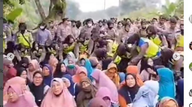 Emak-Emak Gelar Doa Saat Blokir Jalan Perusahaan Sawit PT FPIL Dibubarkan Paksa, Warga Dibawa ke Polda
