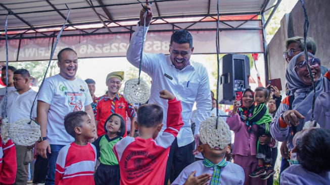 Momen Anak PAUD Pukul Bobby Nasution karena Kesal Tali Kerupuknya Ditarik