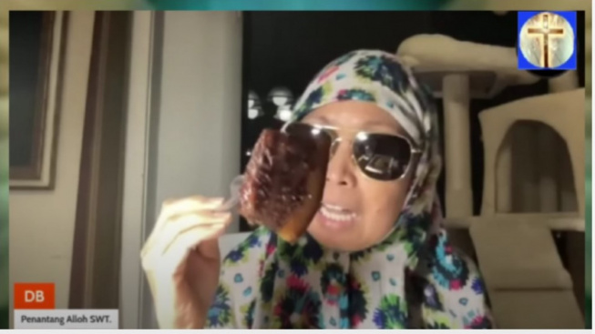 Makan Babi Baca Bismillah, Wanita Berjilbab Tantang UAS Dan Rizieq Menirunya