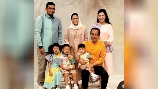 Sesi Pemotretan Presiden Jokowi Bareng Keluarga di Medan, Warganet Salfok Lihat Ketua Nahyan Kalem