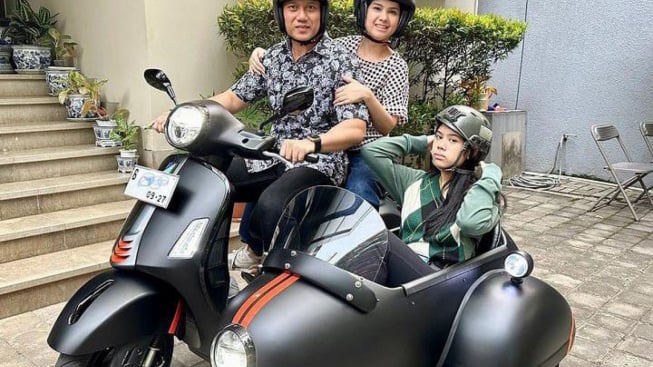 Ditinggal Anies Baswedan, AHY Pamer Naik Vespa Mewah Bareng Annisa Pohan dan Putrinya, Keliling Kota Sore-sore!