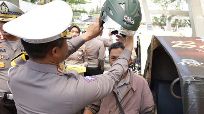 Operasi Zebra Toba, Polisi di Medan Bagi-bagi Helm ke Pengemudi Betor