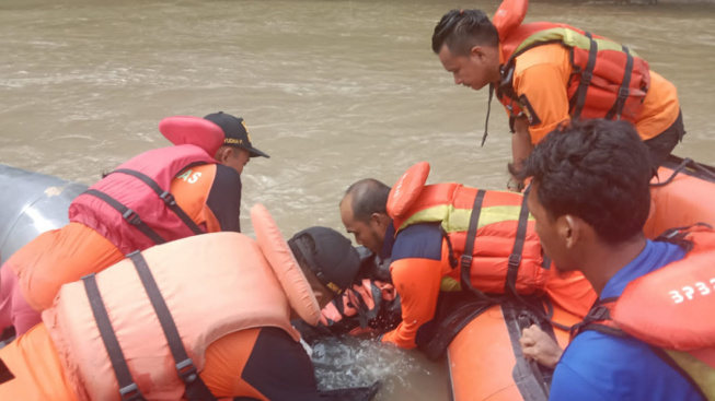 Selamat Ditemukan Jadi Mayat Usai Lompat ke Sungai saat Digerebek