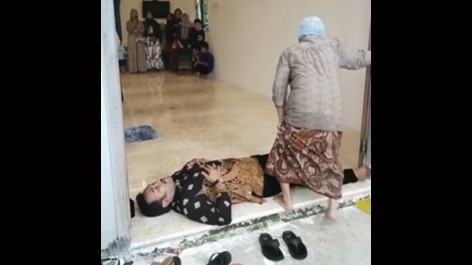 Viral Ritual Calon Kepala Desa Di Bangkalan Dilangkahi Sang Ibu Dan Ditampar
