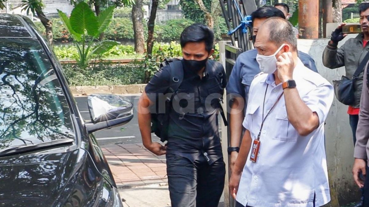 Tersangka kasus pembunuhan Nopriasnyah Yosua, Richard Eliezer alias Bharada E (kanan) [Suara.com/Alfian Winsnto]