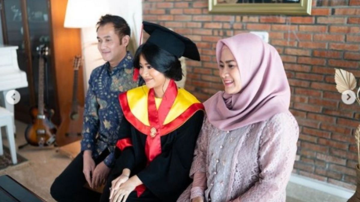 Momen wisuda Siti Adira Kania putri Aldi Bragi dan Ikke Nurjanah [Instagram/adirakania]