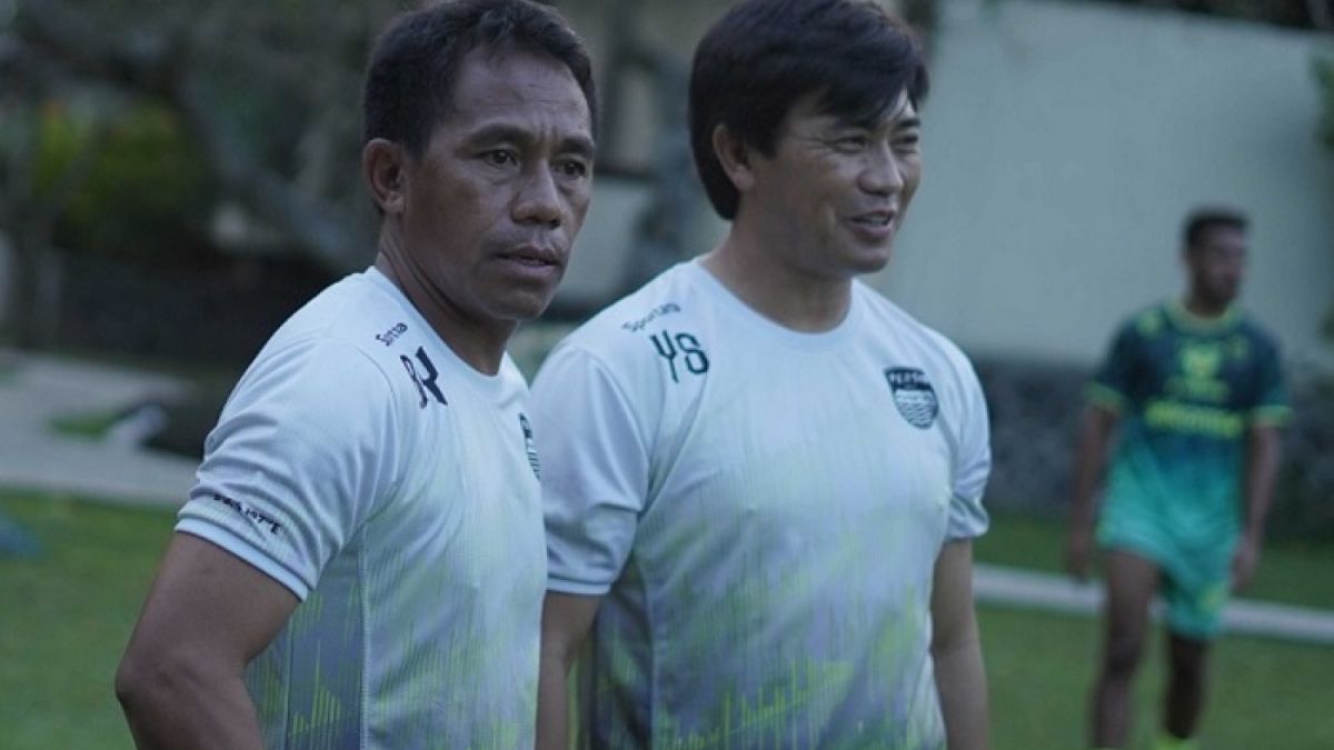 Asisten pelatih Persib Budiman Yunus (kiri), dan pelatih fisik Yaya Sunarya (kanan) tetap bertugas di tim kepelatihan. [Persib.co.id]