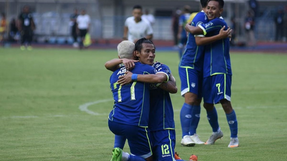 Pemain Persib Bandung selebrasi berpelukan setelah Henhen Herdiana mencetak gol ke gawang Barito Putera [Persib.co.id]