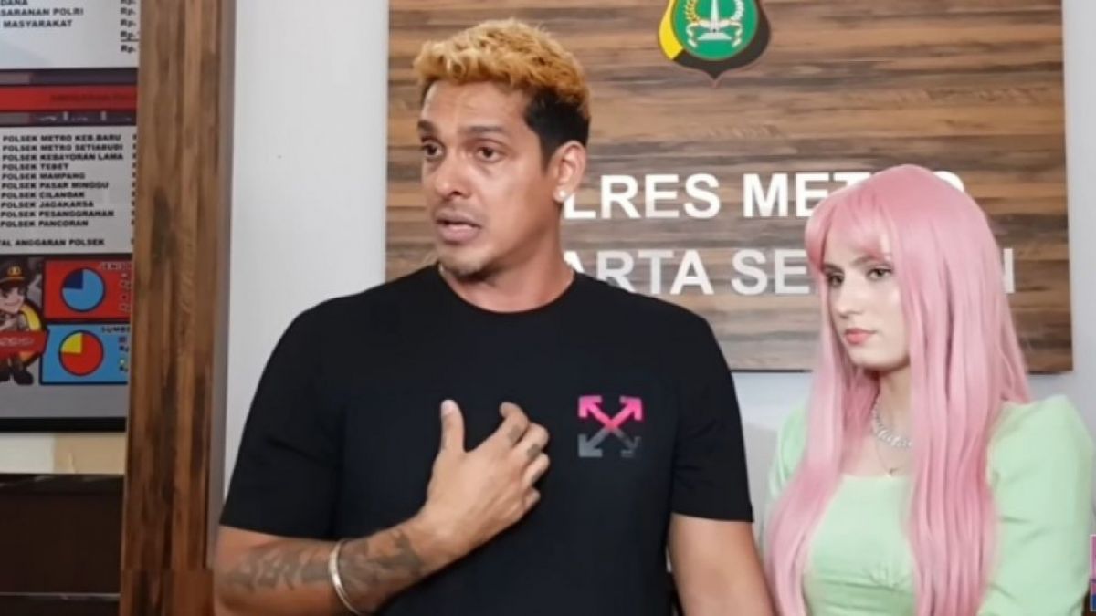 Robby Shine dan istri, Natasya Shine yang melaporkan Billy atas kasus dugaan penghinaan. [youtube]