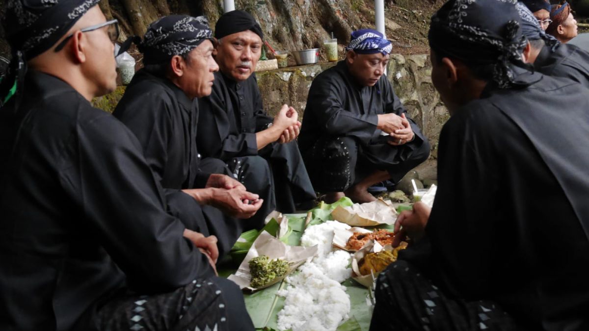 Suasana meikmati makanan bersama warga [Dok. Pribadi]
