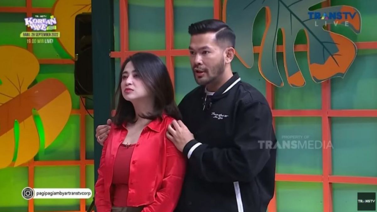 Dewi Perssik dan Rian Ibram [YouTube: Trans TV]