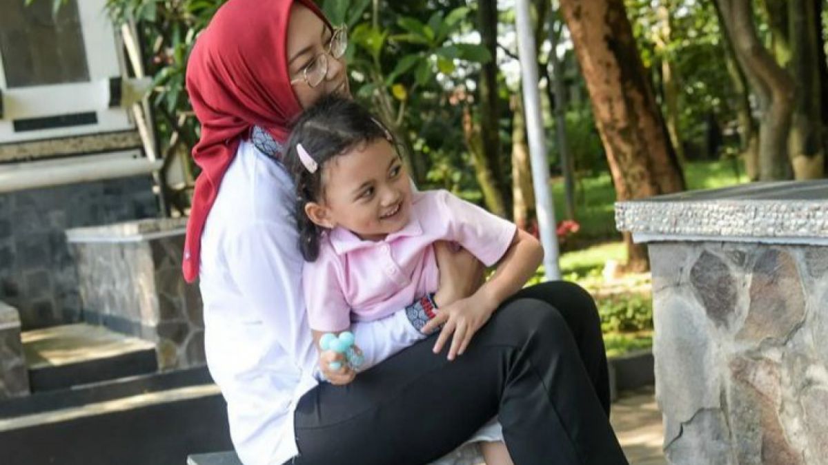 Potret Anne Ratna Mustika bersama sang putri [Instagram/@annertna82]