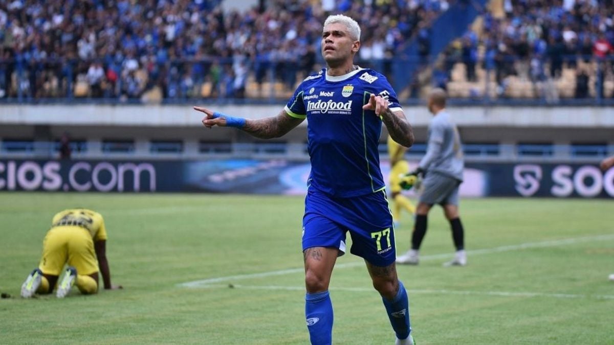 Pemain Persib Bandung Ciro Alves saat merayakan golnya dengan selebrasi hendak ke sisi lapangan untuk menghampiri Bobotoh. [Persib.co.id]