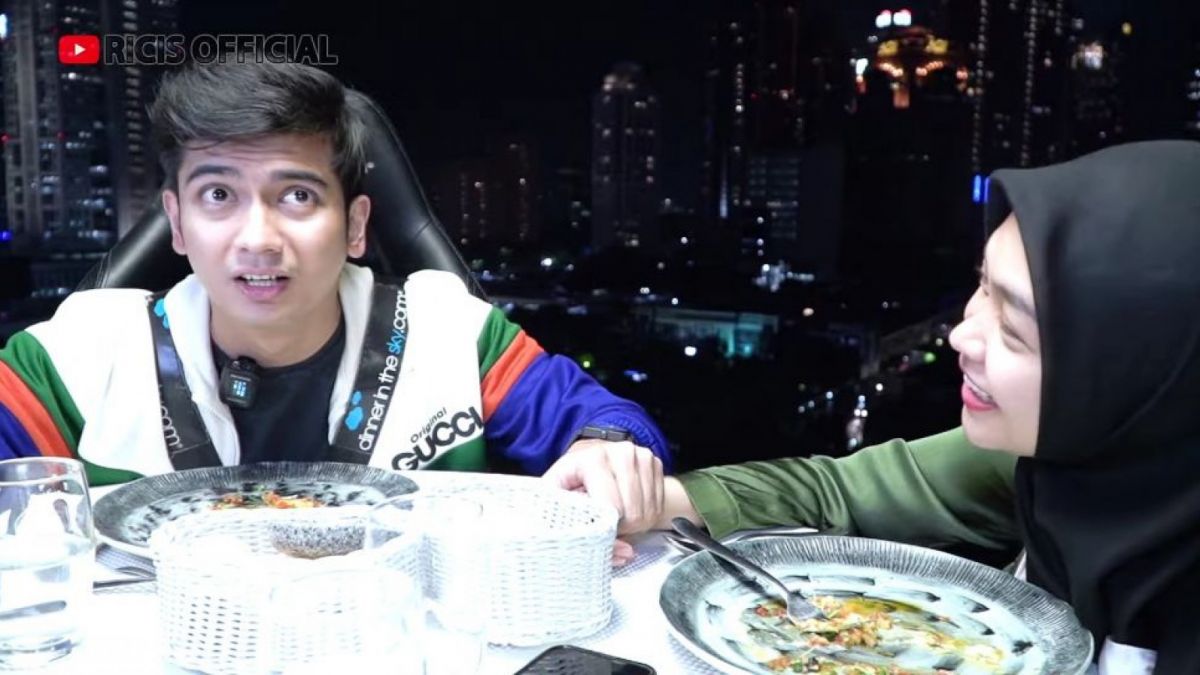 Ria Ricis Ajak Dinner di Lounge in The Sky, Teuku Ryan Panik Hingga Gemetar Karena Takut Ketinggian. (Dok: YouTube/Ricis Entertainment)