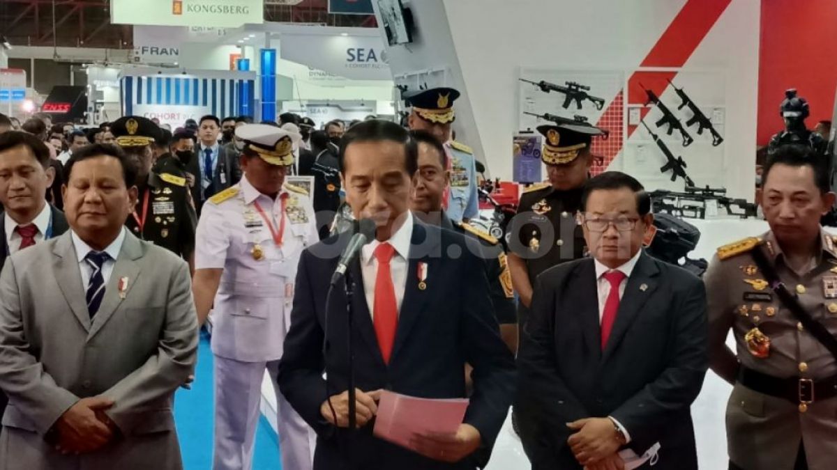 Presiden Joko Widodo atau Jokowi bersama Menhan Prabowo Subianto dan pejabat lainnya di pameran Indo Defence 2022 Expo dan Forum di JIEXPO Kemayoran, Jakarta, Rabu (2/11/2022). (Suara.com/Ria Rizki)