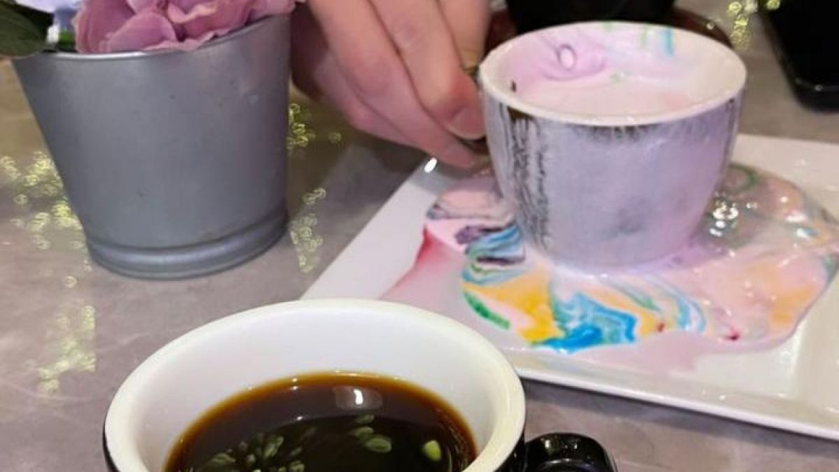 Syahrini membagikan momen tengah menikmati minuman bersama seorang pria [Instagram@princessyahrini]