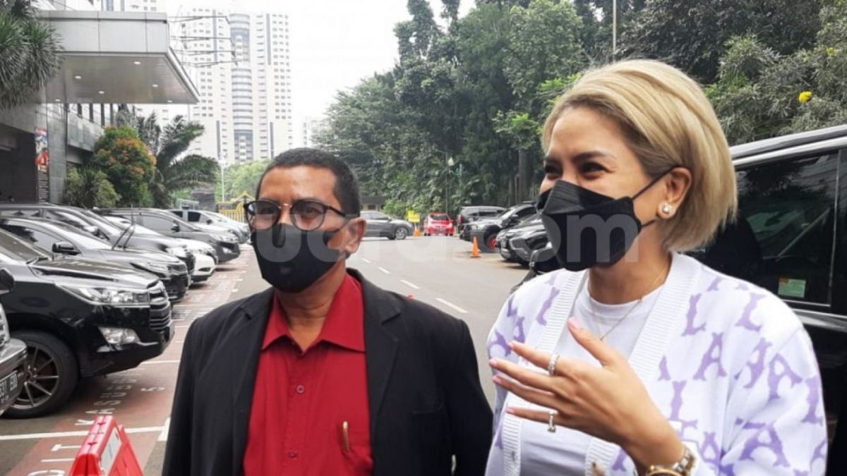 Nikita Mirzani dan kuasa hukumnya, Fahmi Bachmid [Suara.com/Herwanto] [Suara.com/Herwanto]