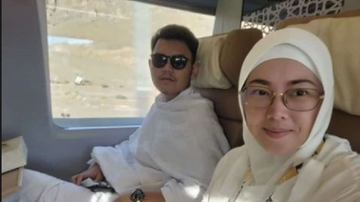 Momen Yudistira dan Anne Ratna berada di dalam kendaraan menuju Mekah [Instagram @anneratna82]