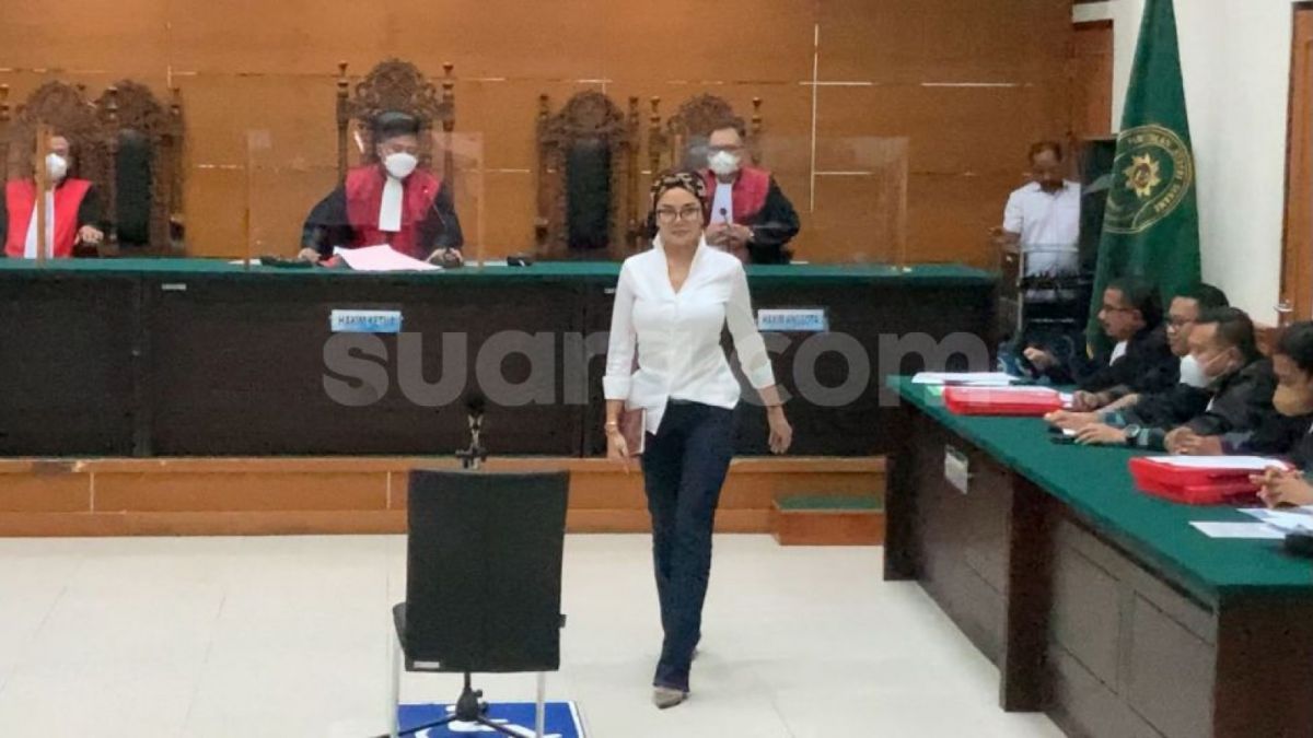 Terdakwa Nikita Mirzani saat menghadiri sidang perdananya di Pengadilan Negeri Serang, Senin (14/11/2022). [Adiyoga Priyambodo/Suara.com]