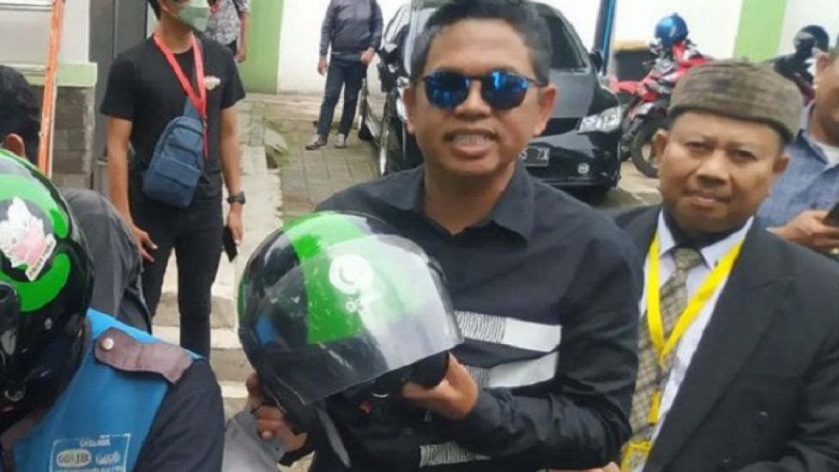 Potret Dedi Mulyadi menumpangi ojek online saat tiba di Pengadilan Agamar Purwakarta untuk menjalani proses sidang gugatan cerai dari sang istri Anne Ratna Mustika. [Instagram @dedimulyadi71]