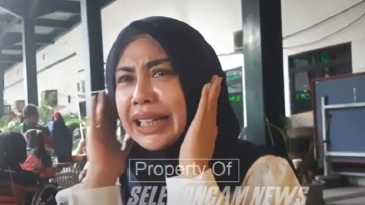 Heidy Sunan, istri pengacara Sunan Kalijaga saat menanggapi kabar yang beredar mengenai pria inisial S yang terjangkit HIV karena selingkuh dengan Denise Chariesta [Tangkap Layar YouTube Seleb Oncam News]