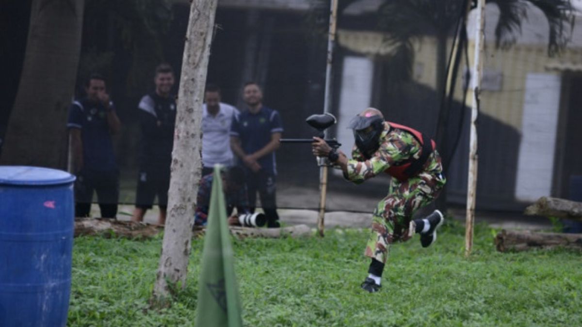 Pelatih Persib Luis Milla mengajak semua anggota tim untuk bermain paintball di kawasan Cibiru, Kota Bandung saat libur latihan di lapangan. [Persib.co.id]