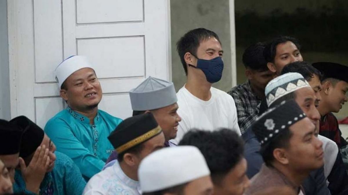 Daniel Mananta mengikuti kajian subuh Ustaz Abdul Somad [Facebook Alnofiandri Dinar]