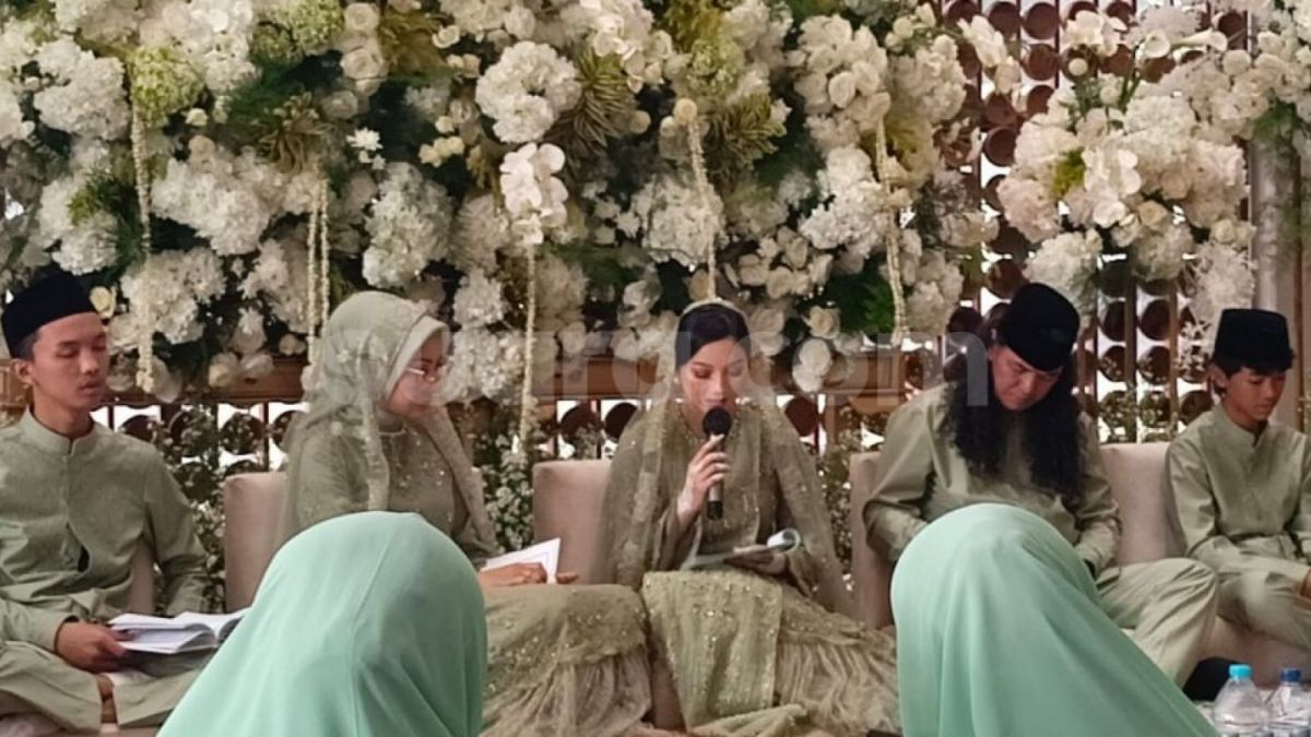 Potret Glenca Chyara saat melangsung pengajian dan siraman sebelum acara pernikahannya dengan Rendi Jhon berlangsung pada Minggu (20/11/2022). [Rena Pangesti/Suara.com]