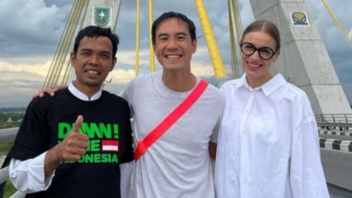 Potret Ustadz Abdul Somad bersama Daniel Mananta dan istri. [Instagram @ustadzabdulsomad_official]
