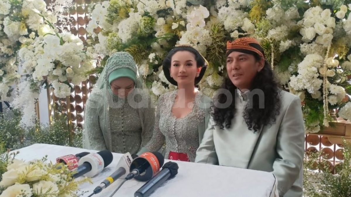 Glenca Chysara (tengah) diapit oleh kedua orangtuanya, Indah Syla dan Rudy Chysara. [Rena Pangesti/Suara.com]