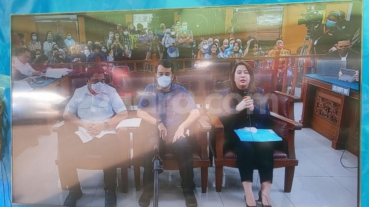 Anita Amalia Dwi Agustina, pegawai BNI Cabang Cibinong saat dihadirkan dalam sidang kasus Brigadir J di PN Jakarta Selatan. [(Suara.com/Arga)]