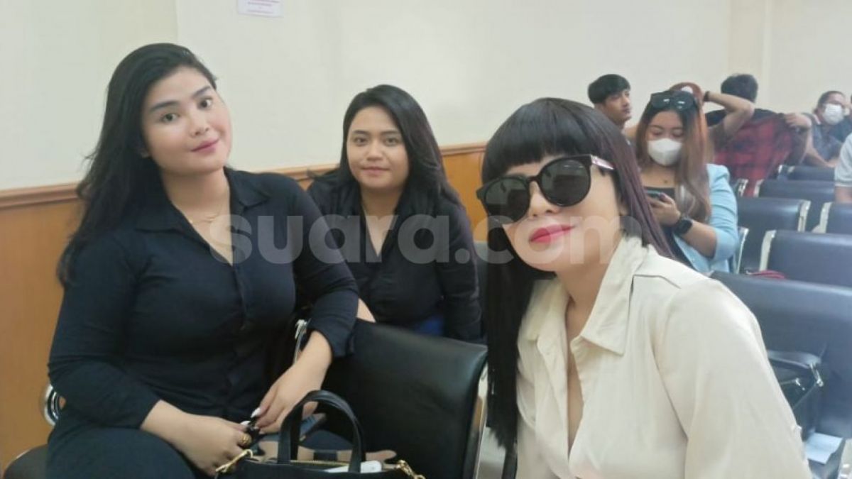 Rosa Meldianti dan Dinar Candy di PN Serang, Senin (21/11/2022) [Suara.com/Rena Pangesti] [Suara.com/Rena Pangesti]