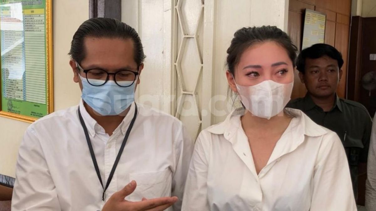 Wendy Walters dan kuasa hukumnya Johanes Gea di Pengadilan Negeri Jakarta Utara, Selasa (22/11/2022) [Suara.com/Adiyoga Priyambodo]