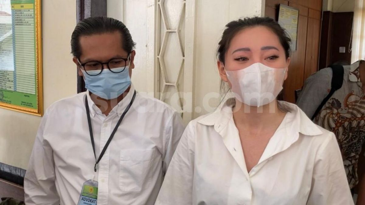 Wendy Walters dan kuasa hukumnya Johanes Gea di Pengadilan Negeri Jakarta Utara, Selasa (22/11/2022) [Suara.com/Adiyoga Priyambodo]